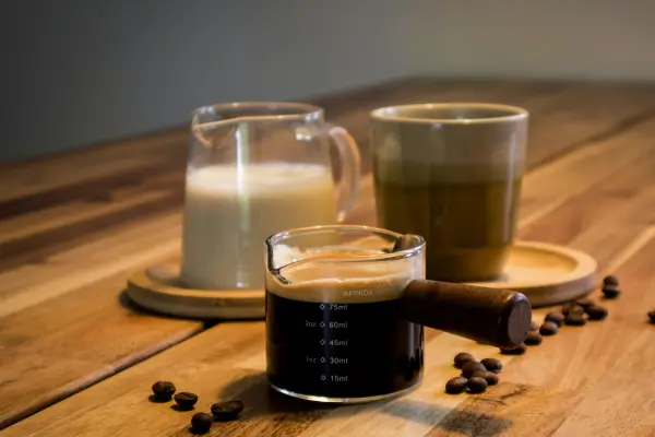Espresso vs. Café Coado: Qual é o Melhor para o Seu Estilo?